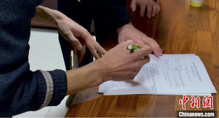 圖為現(xiàn)場(chǎng)下達(dá)詢問通知書。　李婷婷 攝