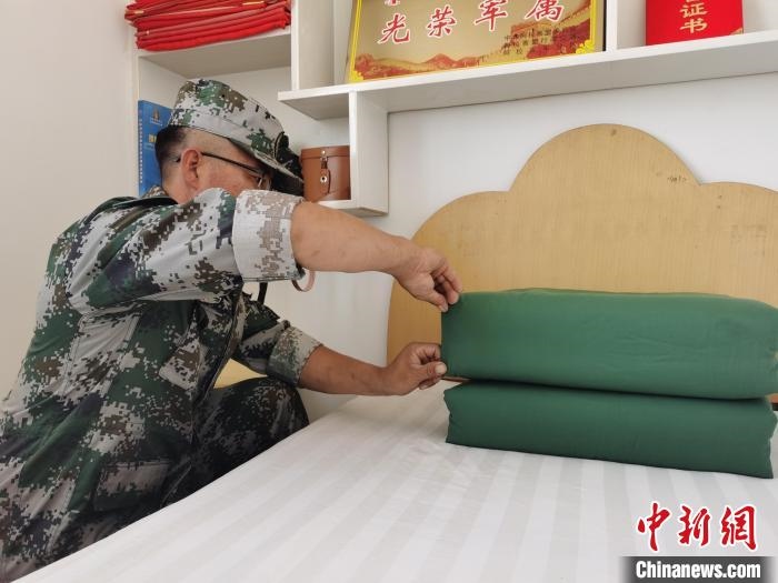 圖為謝寶民以軍人標(biāo)準(zhǔn)要求自己?！∈茉L者供圖