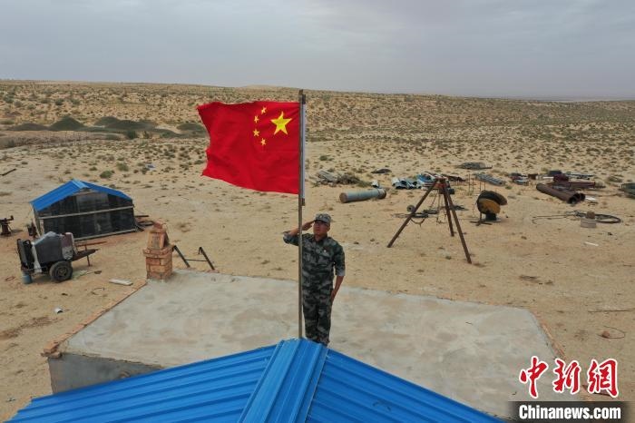 圖為每天升旗是謝寶民的必修課?！∈茉L者供圖