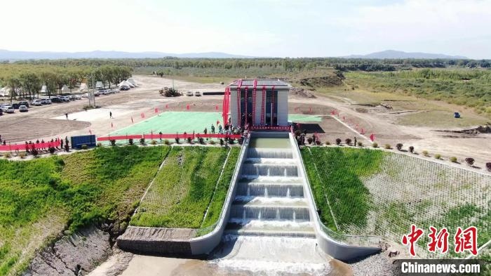 圖為生態(tài)補(bǔ)水現(xiàn)場(chǎng)。　范效孔 攝