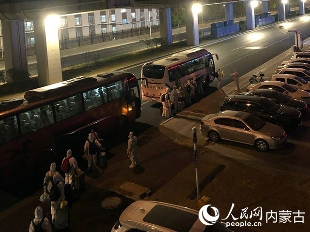 高校學(xué)生有序登車，前往隔離點(diǎn)。內(nèi)蒙古教育廳供圖