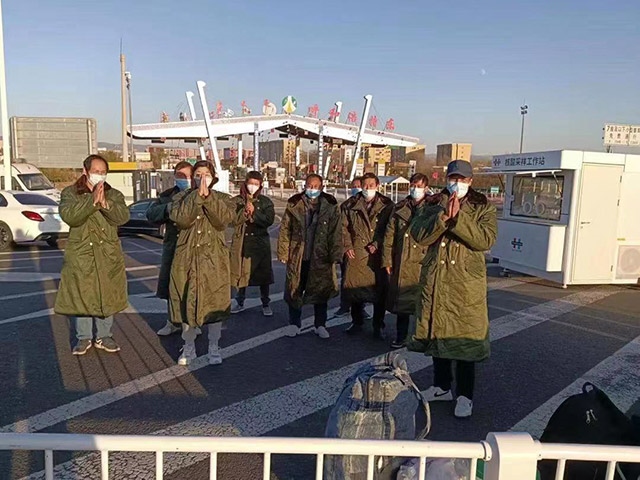 護(hù)送農(nóng)民工安全返鄉(xiāng)。賽罕區(qū)民政局供圖