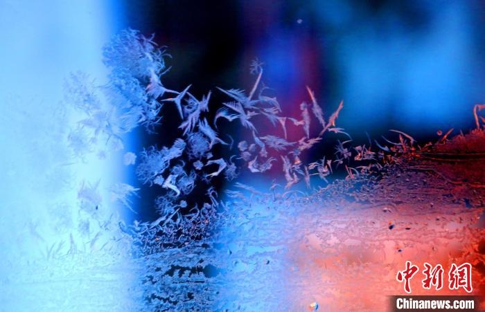 點(diǎn)點(diǎn)冰花像一個(gè)個(gè)小精靈。　孫書(shū)程 攝