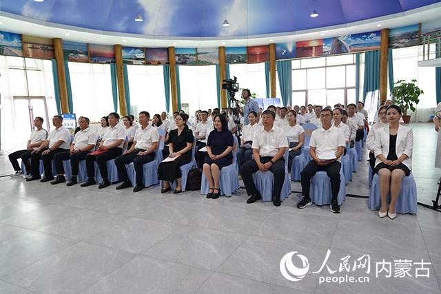 與會人員共同觀看科右中旗牛產(chǎn)業(yè)高質(zhì)量發(fā)展專題片。苑曉睿攝