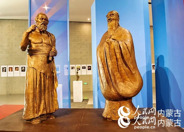 吳為山作品《神遇——孔子與蘇格拉底的對話》。實習(xí)生 楊光攝