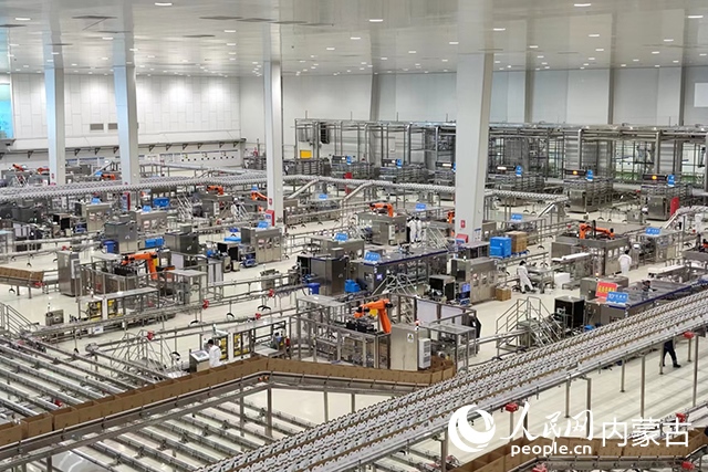 伊利健康谷液態(tài)奶生產(chǎn)基地。人民網(wǎng)記者 趙夢月攝