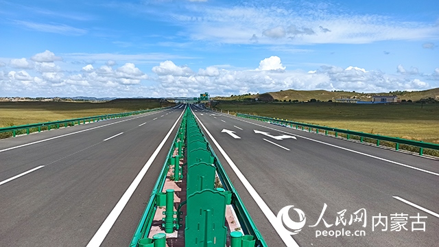 G1611經(jīng)棚至烏蘭布統(tǒng)高速公路項(xiàng)目。人民網(wǎng)記者 趙夢月攝
