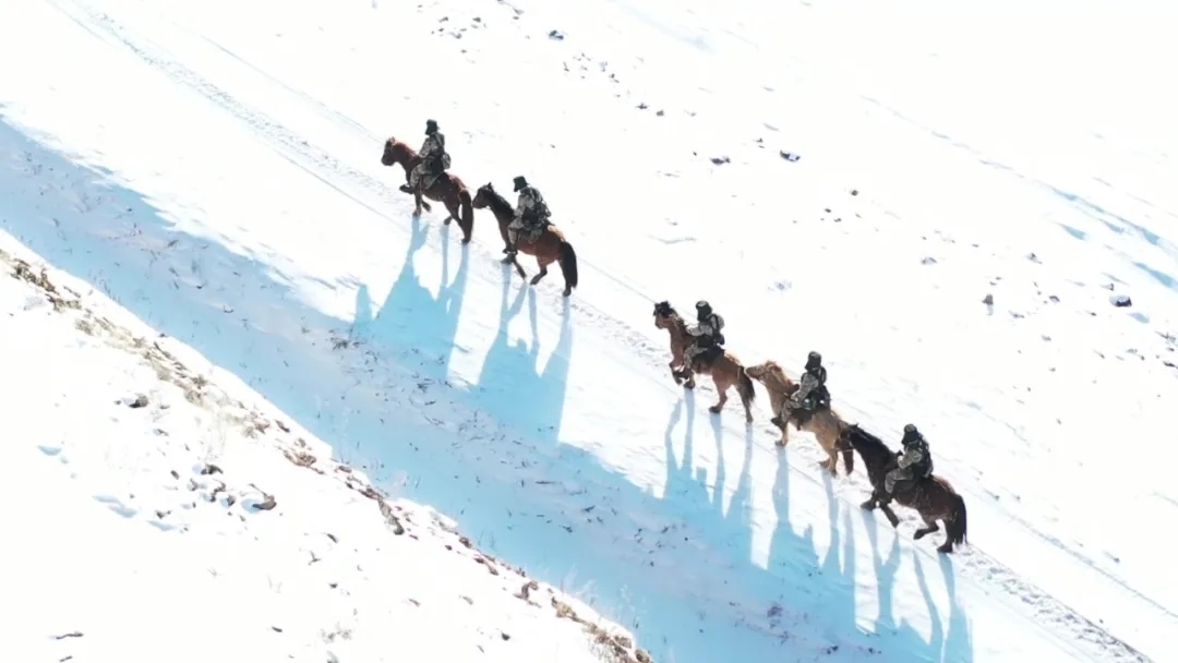 迎著朝陽在邊防線上巡邏的執(zhí)勤官兵。賴志強(qiáng) 攝.webp.jpg