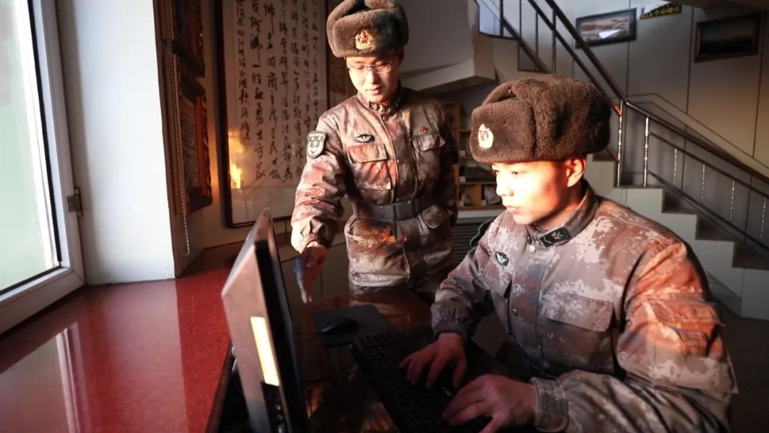 哨所內(nèi)，官兵們熟練操作視頻監(jiān)控系統(tǒng).webp.jpg