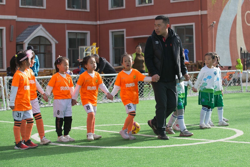 8.趣味比賽結(jié)束后，足球教師武穆帶領(lǐng)孩子們到場(chǎng)邊謝場(chǎng).jpg