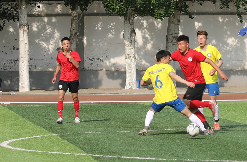 2.大學(xué)生足球聯(lián)賽本科組比賽現(xiàn)場，內(nèi)蒙古工業(yè)大學(xué)（紅色）對陣內(nèi)蒙古醫(yī)科大學(xué).jpg