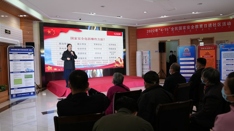 線下聯(lián)合各國家安全委員單位同步開展“國家安全進社區(qū)”活動，現(xiàn)場通過以國家安全知識問答為主線，穿插烏蘭牧騎演出、國家安全宣講、發(fā)放國家安全法律法規(guī)讀本等形式，圍繞什么是國家安全、國家安全包含哪些內(nèi)容、如何維護國家安全等方面，為社區(qū)老百姓開展宣傳宣講，同時作為現(xiàn)場“進社區(qū)”活動與線上直播活動連線，把現(xiàn)場熱烈氣氛帶到網(wǎng)絡，與大家共同分享。 (4)_副本.jpg