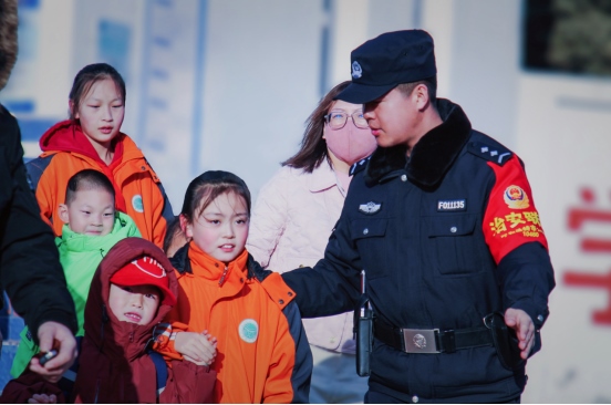 站好“護(hù)學(xué)崗”，守護(hù)“成長路”——南地公安持續(xù)開展護(hù)學(xué)行動(dòng)494.png