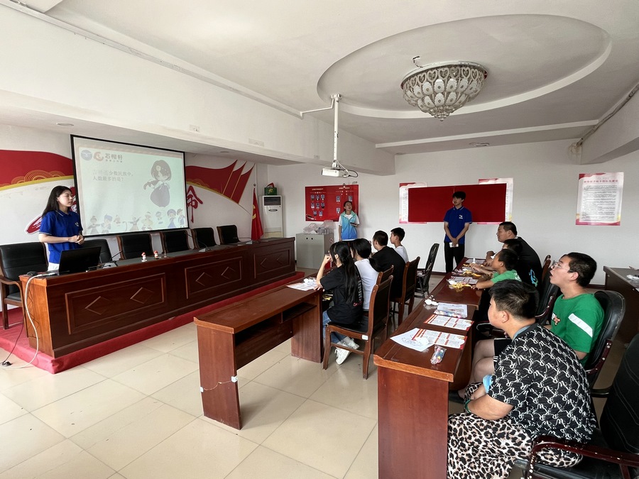 1720684779847510.jpg 為兒童講解民族知識.jpg