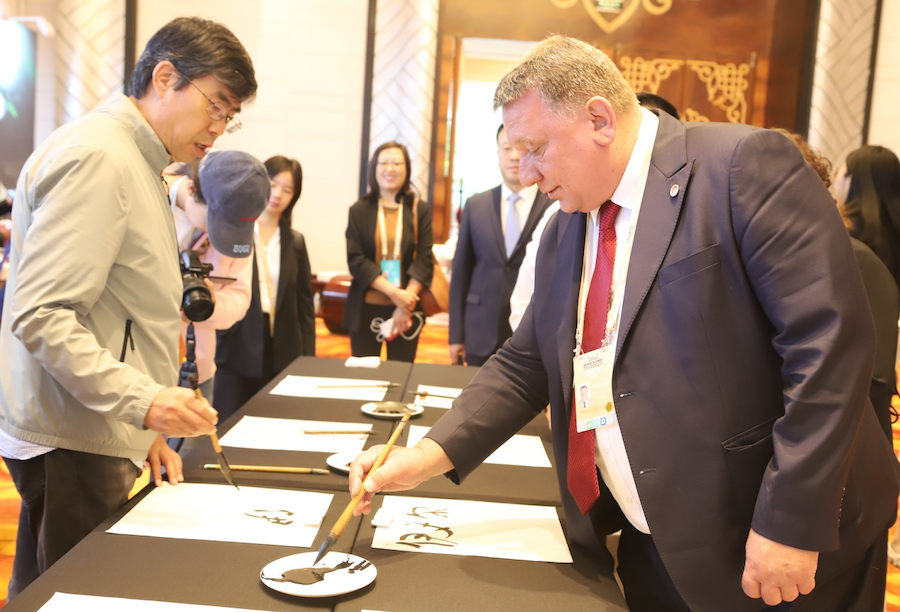 非遺、書法、文創(chuàng)齊亮相！2025年國家重要橋頭堡智庫論壇讓中外嘉賓讀懂北疆文化