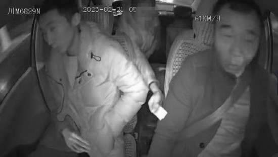 凌晨女子打車到江邊，并掏出百元大鈔給司機(jī)稱不用找了。資陽(yáng)公安供圖