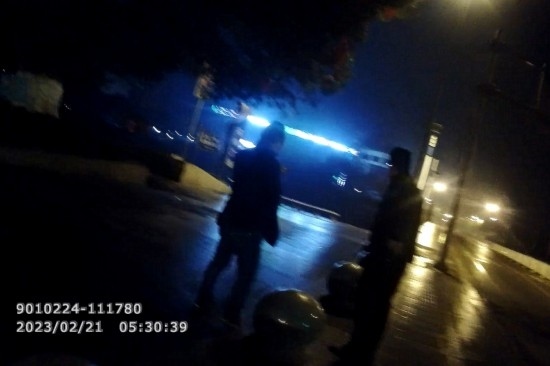 報(bào)警人唐師傅向民警講述情況 。資陽(yáng)公安供圖