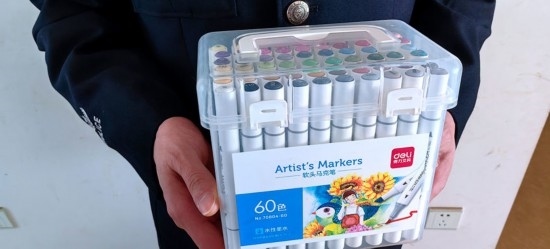 民警送上的馬克筆。資陽市公安供圖