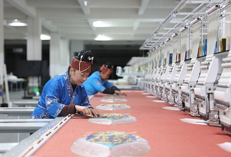 2023年2月13日，貴州省黔東南苗族侗族自治州施秉縣工業(yè)園區(qū)，工人在機(jī)繡車間作業(yè)。