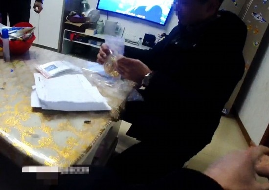 失主對照清單清點(diǎn)黃金等貴重物品。資陽市公安供圖