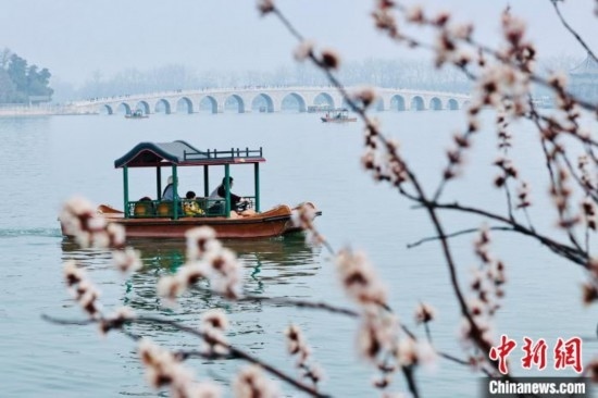 20日，頤和園游船開(kāi)航。<a target='_blank' data-cke-saved-href='/' href='/'><p align=