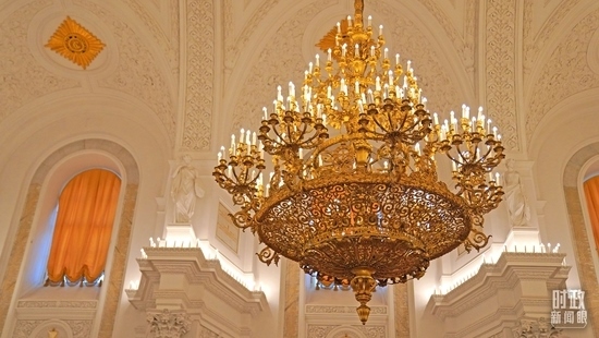 △喬治大廳內(nèi)燈光璀璨。（總臺國廣記者李晉拍攝）