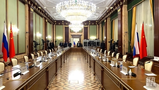 △俄羅斯聯(lián)邦政府大廈內(nèi)，習(xí)主席在這里會見俄羅斯總理米舒斯京。（總臺央視記者段德文拍攝）