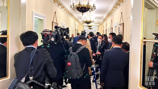  △等待進入會場的新聞記者擠滿走廊。（總臺央視記者程鋮拍攝）