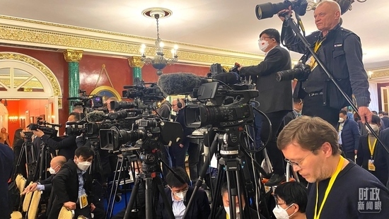 △等待中俄兩國元首共見記者的中外媒體同仁。（總臺央視記者段德文、李輝拍攝）