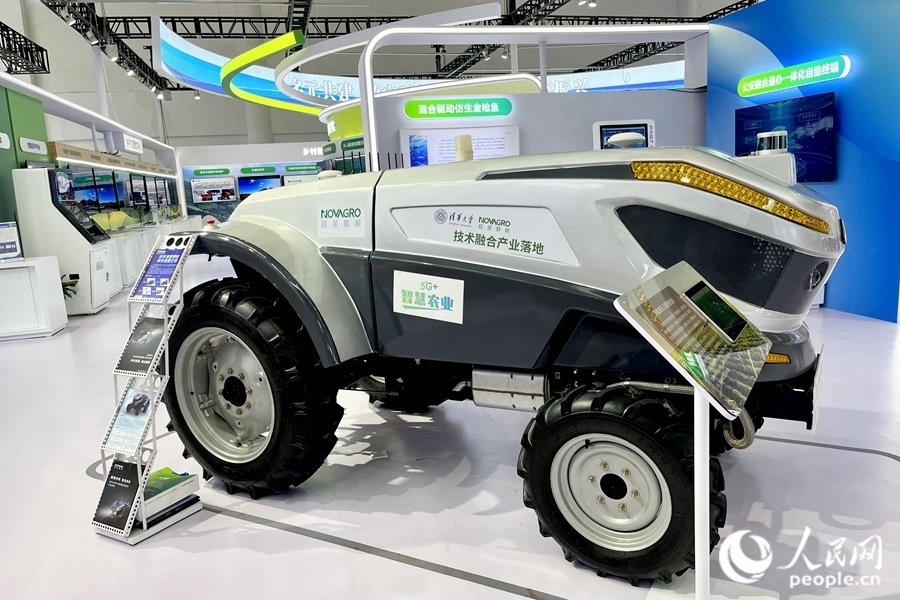 通過手機(jī)，就能指揮新能源無人駕駛拖拉機(jī)在田里作業(yè)。人民網(wǎng) 錢嘉禾攝