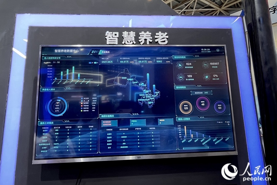 “意康養(yǎng)”智慧養(yǎng)老平臺(tái)充分利用信息化手段，把轄區(qū)內(nèi)社會(huì)資源充分整合和調(diào)配，滿足老年人多元的養(yǎng)老服務(wù)需求。人民網(wǎng) 錢嘉禾攝