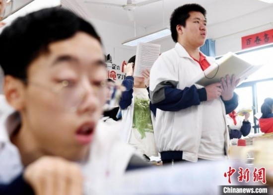 朱金祥(右)和鐘華強(左)正在加緊復(fù)習(xí)迎接高考。 卓忠偉 攝