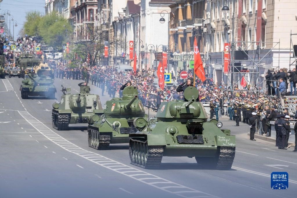 5月9日，在俄羅斯符拉迪沃斯托克市，坦克編隊(duì)參加閱兵式。新華社發(fā)（郭飛洲攝）