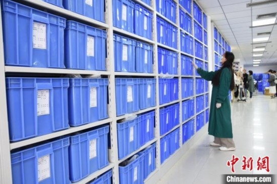 圖為鄭州大學(xué)人骨考古實(shí)驗(yàn)室內(nèi)的骨骼標(biāo)本庫。王宇 攝