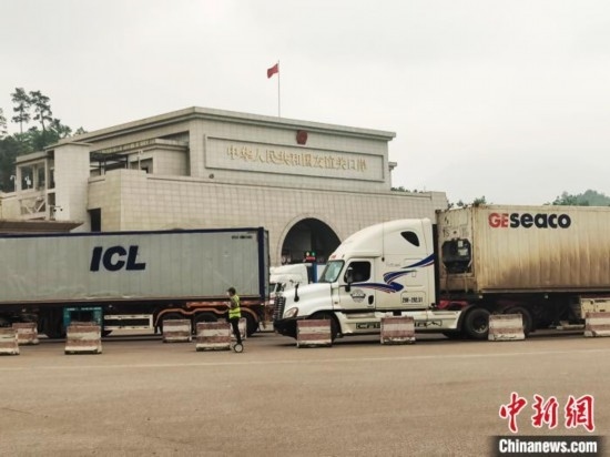 近日，位于中越邊境廣西憑祥市的友誼關(guān)口岸車(chē)水馬龍，裝載著東盟水果的跨境車(chē)輛來(lái)往不斷。黃艷梅 攝