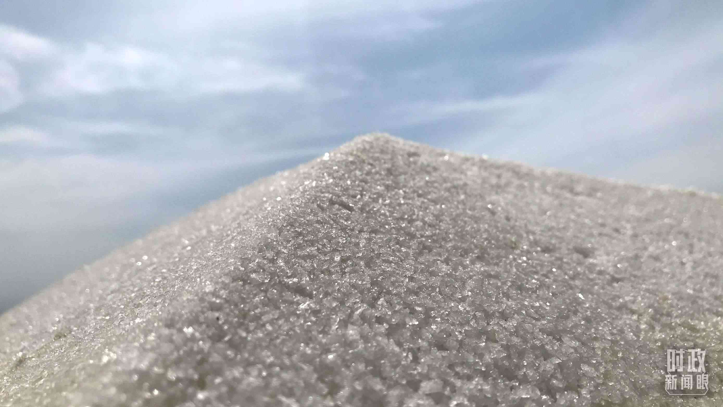 △鹽湖出產(chǎn)的河?xùn)|大鹽。（總臺(tái)央視記者石偉明拍攝）