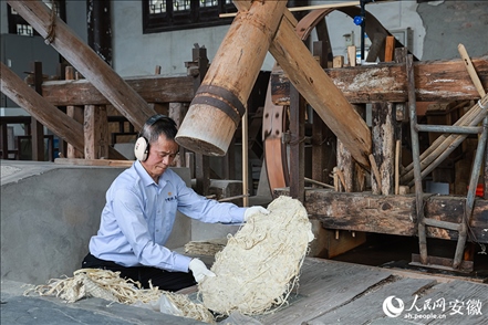 宣紙制作工藝——制簾。人民網(wǎng)記者 張俊攝