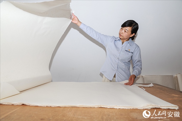 制簾需要將蔑條通過專門的小孔磨細(xì)。人民網(wǎng)記者 張俊攝