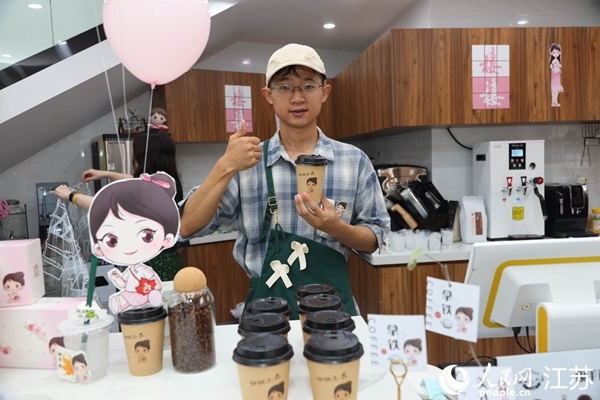 謝雨橋展示制作好的咖啡。人民網記者 馬曉波攝