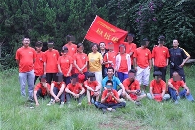 項(xiàng)目辦開(kāi)展活動(dòng)合影，喬海云（后排中，黑衣）和張?jiān)氯纾ê笈庞乙唬? referrerpolicy=