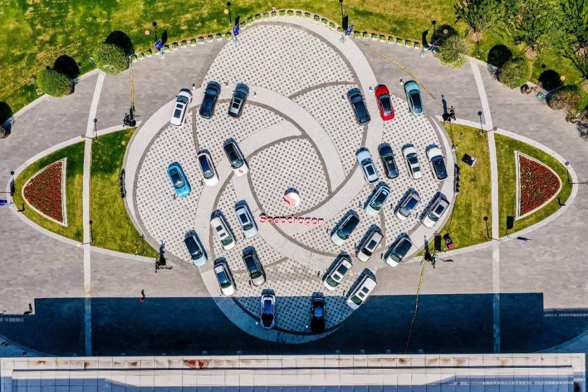 峰會(huì)戶外整車展示區(qū)俯瞰圖。（受訪者供圖）