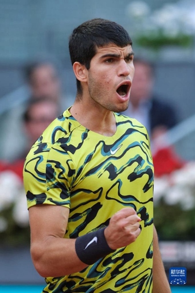 5月7日，阿爾卡拉斯在比賽中慶祝得分。當日，在西班牙馬德里網(wǎng)球公開賽男單決賽中，西班牙選手阿爾卡拉斯以2比1戰(zhàn)勝德國選手施特魯夫，奪得冠軍。新華社記者 孟鼎博 攝