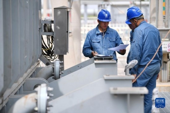 5月27日，電力工人在工程現場進行檢修作業(yè)。