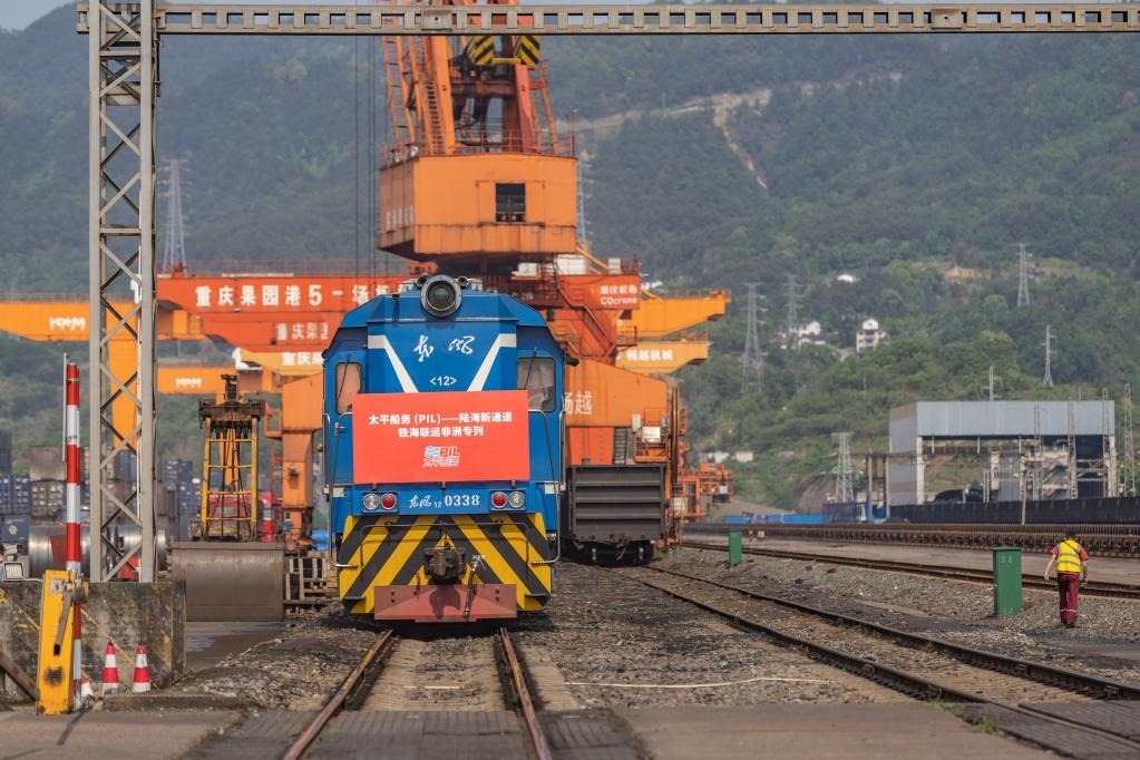 這是2023年4月27日，太平船務(wù)——西部陸海新通道江鐵海聯(lián)運(yùn)非洲專列在重慶果園港魚嘴站等待發(fā)車。