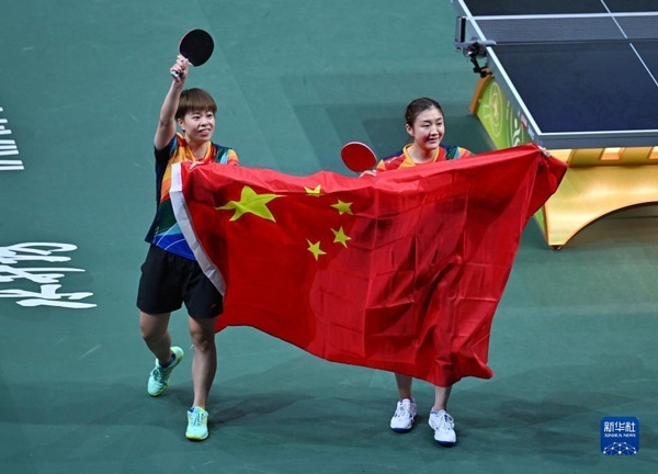 5月27日，陳夢(mèng)（右）/王藝迪慶祝勝利。當(dāng)日，在南非德班進(jìn)行的2023年世界乒乓球錦標(biāo)賽女子雙打決賽中，中國(guó)選手陳夢(mèng)/王藝迪以3比0戰(zhàn)勝韓國(guó)選手田志希/申裕斌，奪得冠軍。新華社記者 陶希夷攝