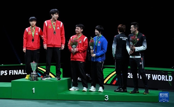 5月26日，冠軍中國(guó)組合王楚欽（左二）/孫穎莎（左一）與季軍中國(guó)組合林詩(shī)棟（左三）/蒯曼（左四）、中國(guó)香港組合黃鎮(zhèn)廷（右一）/杜凱琹在頒獎(jiǎng)儀式后交流。新華社記者 陶希夷攝