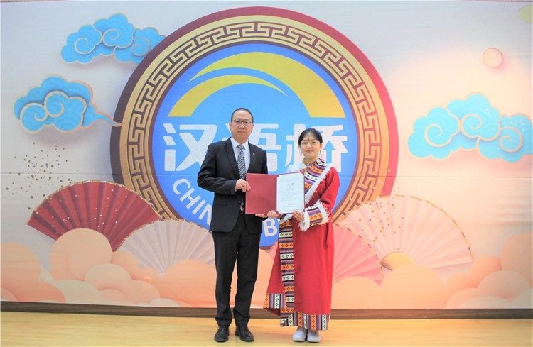 中國(guó)銀行首爾分行行長(zhǎng)周建軍為大學(xué)生組冠軍頒獎(jiǎng)并頒發(fā)就業(yè)證書(shū)。首爾孔子學(xué)院供圖