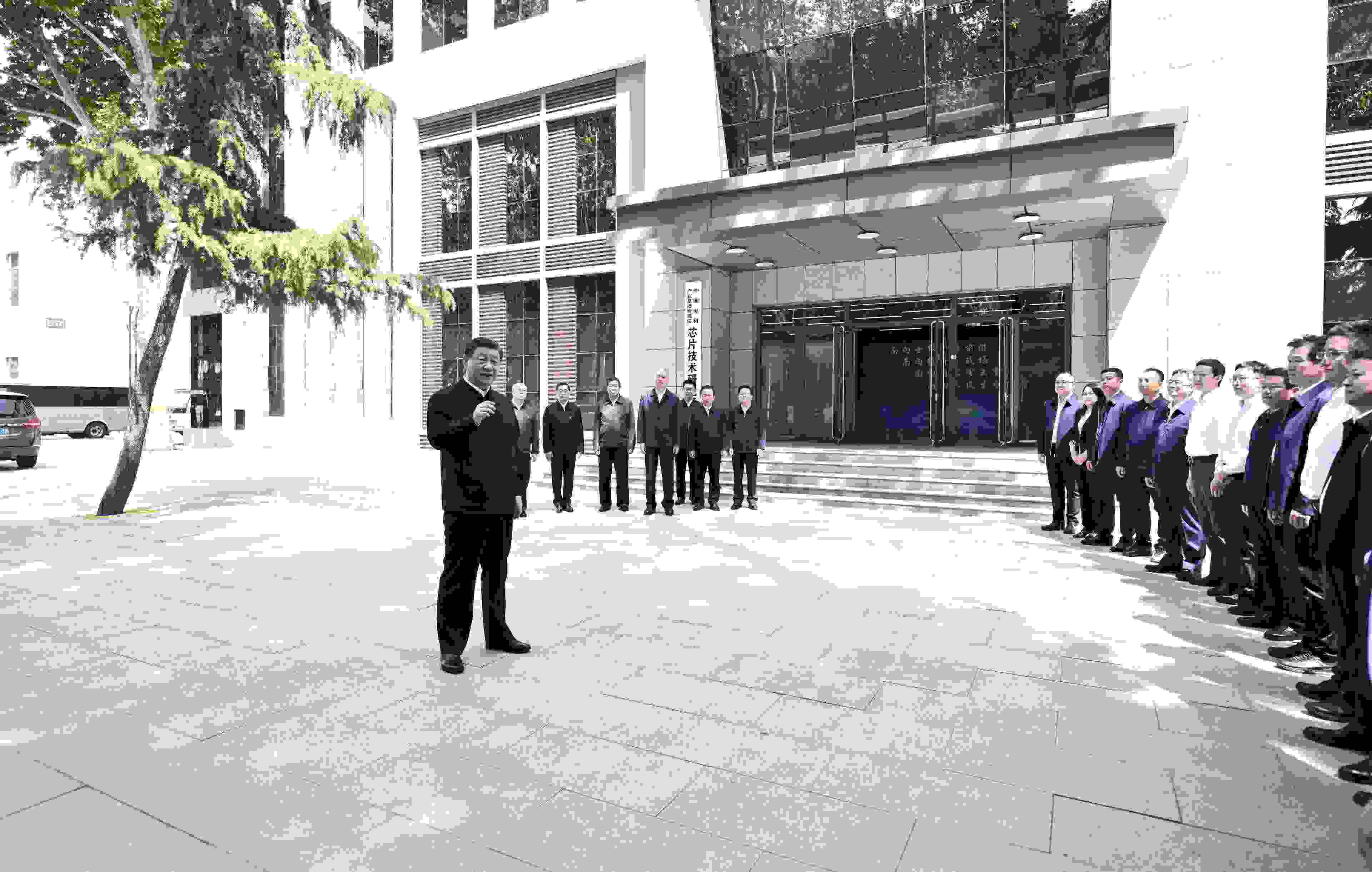 △2023年5月12日，習近平總書記在中國電科產(chǎn)業(yè)基礎(chǔ)研究院同科技工作者交流。