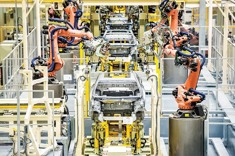 發(fā)展新能源汽車是我國(guó)從汽車大國(guó)邁向汽車強(qiáng)國(guó)的必由之路。2022年中國(guó)新能源汽車產(chǎn)銷分別實(shí)現(xiàn)705.8萬(wàn)輛和688.7萬(wàn)輛，連續(xù)8年位居世界第一。圖為廣汽埃安第一智造中心焊裝車間正在熱火朝天地生產(chǎn)。 廣汽埃安新能源汽車股份有限公司供圖