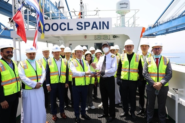 圖為與會(huì)嘉賓參觀“東方西班牙”輪。中遠(yuǎn)海運(yùn)港口阿布扎比碼頭供圖